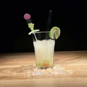 Cocktail Flatrate aus der Caprice Bar frische Capirinia mit Lemone garniert in Zeven am See zur Hochzeitsfeier