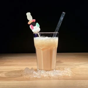 Genuß pur gibt es mit der Pina Colada aus der Caprice Bar am Hamburger Elbstrand frisch zubereitet